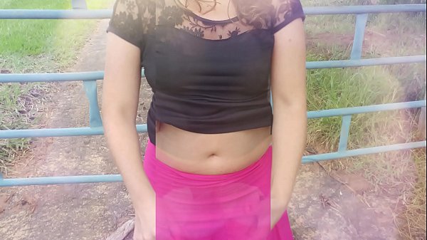 A brincar na quinta, uma verdadeira esposa doméstica, uma cabra e o seu marido cornudo na natureza