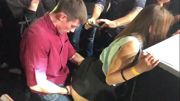 Sexo real numa discoteca russa. Rapariga russa de 18 anos no ânus e vagina fodida numa discoteca